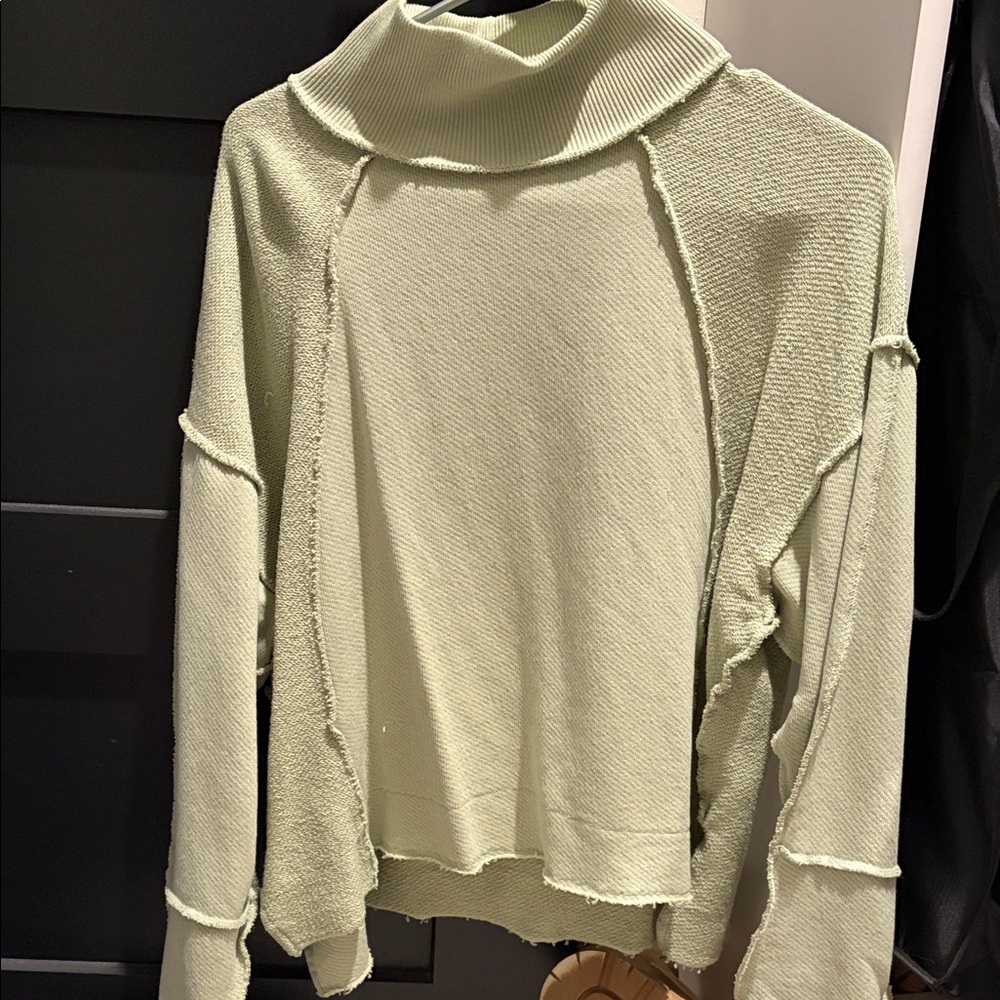American eagle oversized sweatshirt 
Fits like sm/md